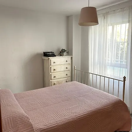 Apartment 3 Bedroom And Free Parking - 600m From The Beach *