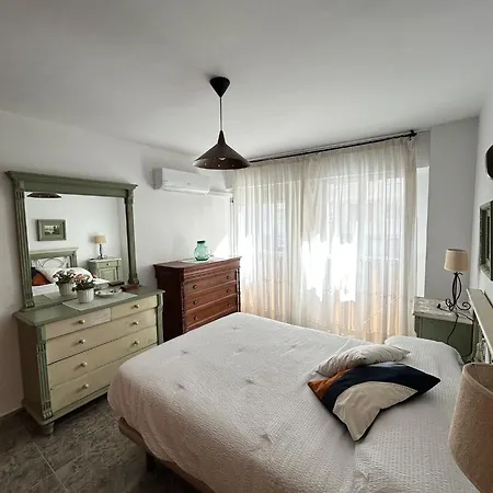 Apartment 3 Bedroom And Free Parking - 600m From The Beach