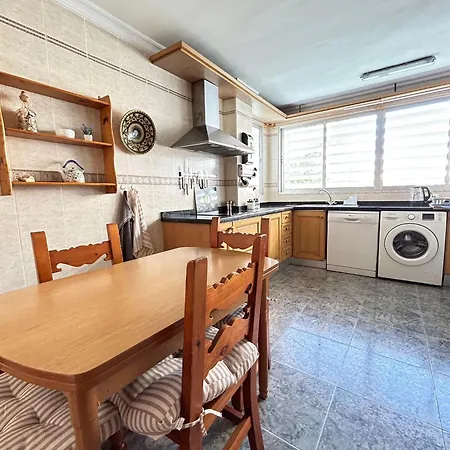 3 Bedroom And Free Parking - 600m From The Beach Fuengirola