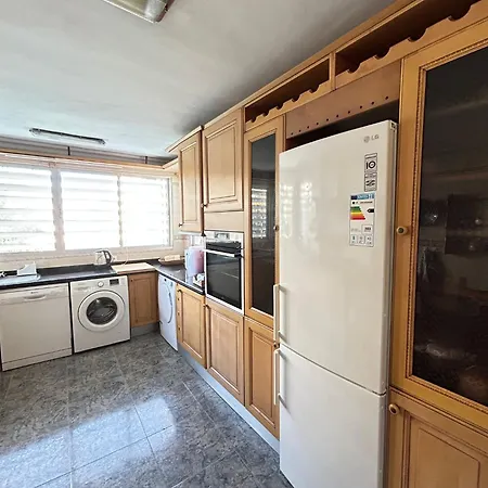 3 Bedroom And Free Parking - 600m From The Beach Apartment Fuengirola